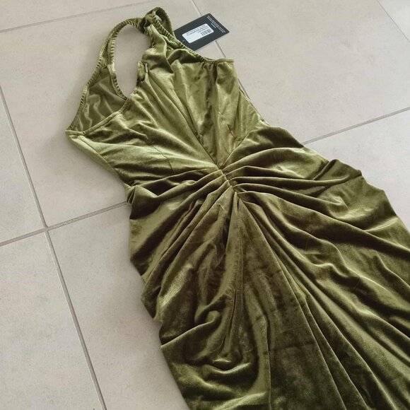 Pretty Little Thing Velvet One Shoulder Corset & Ruched Skirt Midi Dress - Picture 4 of 10